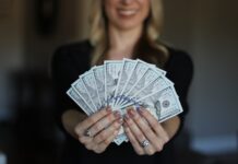 Ile trzeba zarabiać miesięcznie żeby nie płacić podatku? Ile trzeba zarabiać miesięcznie żeby nie płacić podatku?